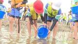 「小学生が近くの川にアユ2000匹放流「いつまでも自然豊かな大野川に」　大分」の画像1