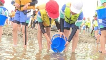 小学生が近くの川にアユ2000匹放流「いつまでも自然豊かな大野川に」　大分