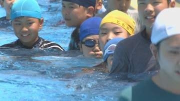 夏休みの水難事故ゼロへ　海上保安部が初の体験教室　小学生がプールで命を守る授業