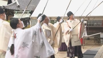 長さ5mの笹で汚れを払う「すす払い」 200キロの大しめ縄も登場し迎春準備整う　大分県護国神社