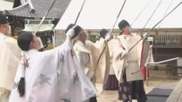 長さ5mの笹で汚れを払う「すす払い」 200キロの大しめ縄も登場し迎春準備整う　大分県護国神社