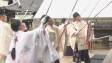 長さ5mの笹で汚れを払う「すす払い」 200キロの大しめ縄も登場し迎春準備整う　大分県護国神社