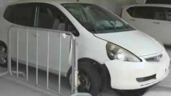 車内で倒れた高齢男性を発見、搬送後に死亡　前輪パンク、フロントガラスにひび　大分