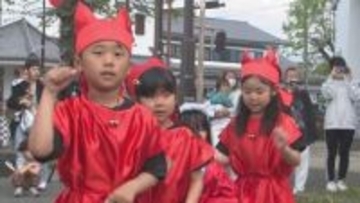 臼杵「赤猫まつり」商店街火災から1年半　猫にふんした子どもが踊る　大分