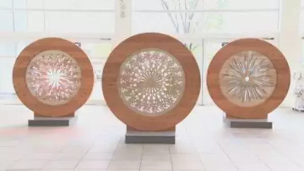 大分県立美術館に新作お披露目　日田杉が回転する巨大オブジェ　OPAM開館10周年
