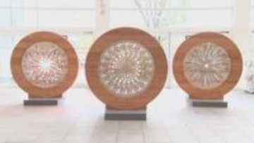 大分県立美術館に新作お披露目　日田杉が回転する巨大オブジェ　OPAM開館10周年