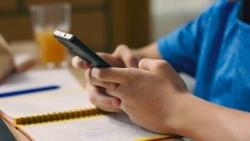 中学生のスマホ保有率が初の8割超　アクセスやアプリを制限するフィルタリング活用呼びかけ　大分