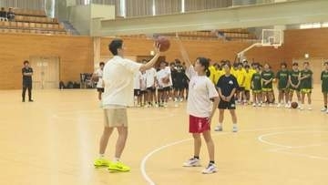 バスケ女子日本代表恩塚亨元監督が中学生に指導「夢実現のポイントは」地元の大分県中津市で開催