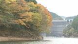 「水上から楽しむ秋の絶景　松原ダム周辺で紅葉が見頃　大分・日田市」の画像1