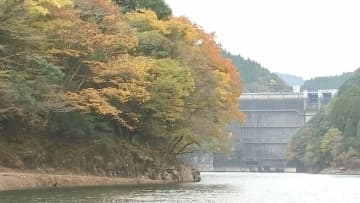 水上から楽しむ秋の絶景　松原ダム周辺で紅葉が見頃　大分・日田市