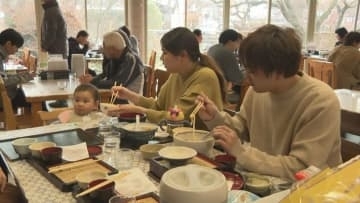 地元産のそば粉を使った年越しそば　大みそかの道の駅が縁起物を求める客で賑わう　大分