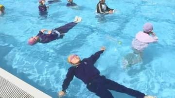 小学校で着衣泳教室　服を着たまま浮いて待つ…溺れた際の対処方法を学ぶ