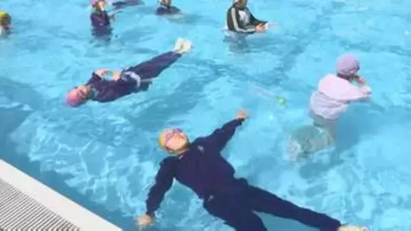 小学校で着衣泳教室　服を着たまま浮いて待つ…溺れた際の対処方法を学ぶ