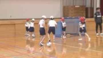 大分トリニータのコーチが指導　佐賀関小学校でサッカー教室