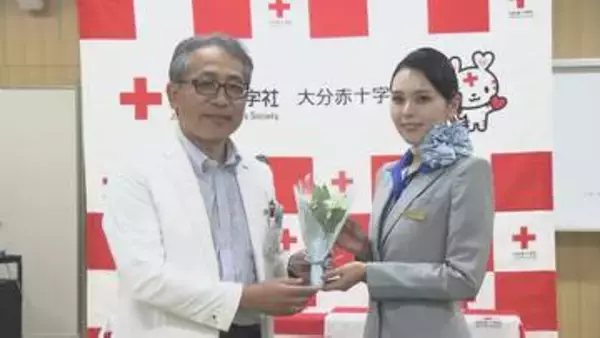 花言葉は「幸福の再来」 ANA客室乗務員がスズランの花を患者に届ける　大分