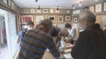 喫茶店が絵画コレクション100点を即売、売り上げは佐賀関火災の義援金に　店主「ためらいはない」