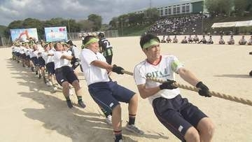 伝統競技「芋虫の旅行」で熱戦　高校で体育大会　全校生徒が競う