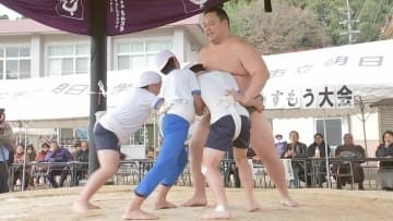 大相撲九州場所後の力士が小学校を訪問　児童と土俵交流　大分