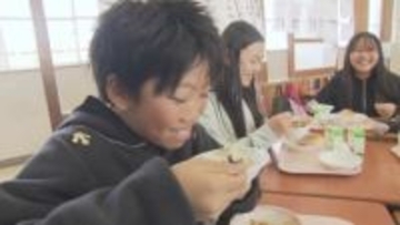 大分市特産のミツバが給食に登場　「みつばの日」を前に地元の味を学ぶ