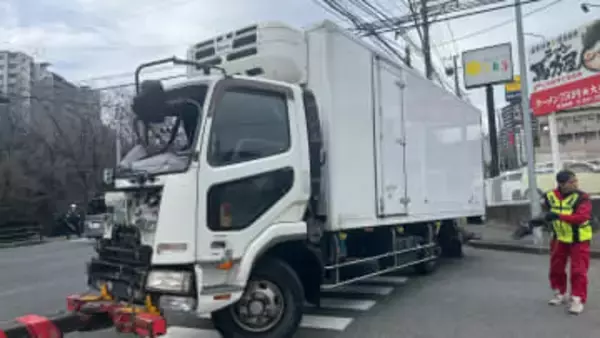 トラックが信号機に衝突　運転の60代男性が病院に搬送　大分