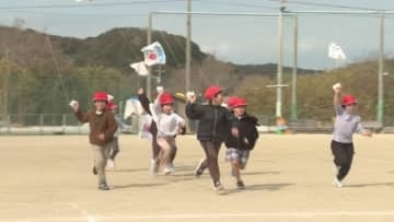 100年の伝統「福助凧」が舞う　小学生が手作りたこ揚げを体験　大分・国東市