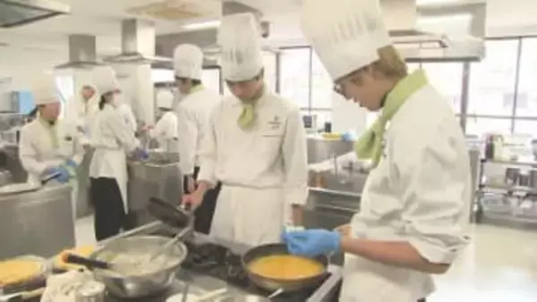 感謝を伝えたい　調理師専門学校で生徒が家族を招いて食事会