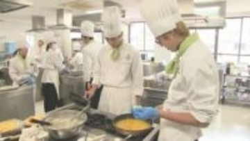 感謝を伝えたい　調理師専門学校で生徒が家族を招いて食事会