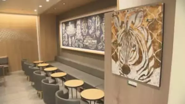 スタバに高校生が制作した日本画を展示　伝統の墨や箔が店内を彩る　大分