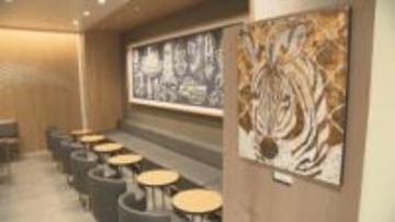 スタバに高校生が制作した日本画を展示　伝統の墨や箔が店内を彩る　大分