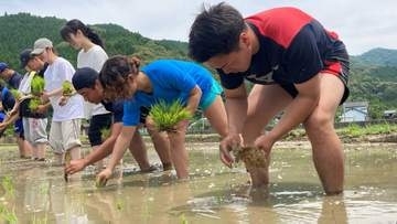 約20人の大学生が佐伯市で田植えを体験　後継者不足の課題解決へ　大分
