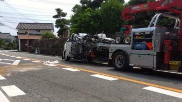 緩やかなカーブで電柱に激突　停まっていた車を巻き込む　運転していた74歳男性が死亡　大分