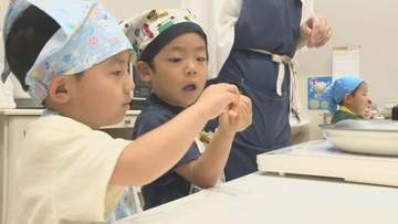 3歳児が包丁握って郷土料理に挑戦　小さな料理人による夏休み教室がスタート　黄色く染まるご飯にビックリ