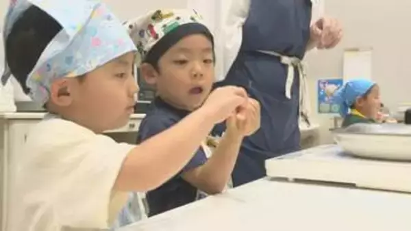3歳児が包丁握って郷土料理に挑戦　子ども料理の夏休み教室がスタート　黄色く染まるご飯にビックリ