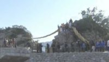 初日の出の名所・豊後二見ヶ浦　長さ65m、重さ5トンの大しめ縄張り替え　地元住民400人が“大仕事”　大分