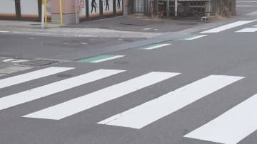 パトカー追跡の３人乗りバイクがタクシーと接触　現在も逃走中　大分