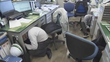 防災ラジオを使った避難訓練　「記憶を風化させない」由布市役所で身を守る手順確認　大分