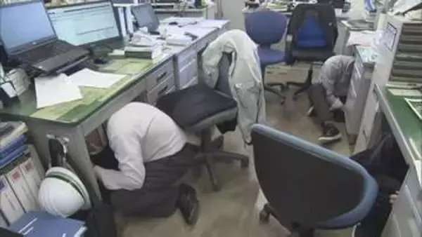 防災ラジオを使った避難訓練　「記憶を風化させない」由布市役所で身を守る手順確認　大分