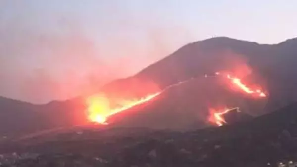 扇山火まつり　炎と花火が泉都の春の夜空彩る　大分・別府