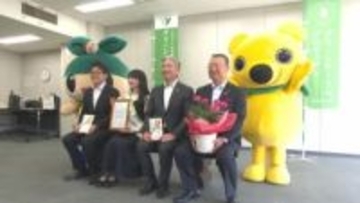 サクラの苗木と間伐材使用のベンチを大分県に寄贈