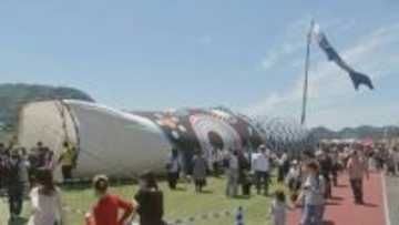 60メートルジャンボこいのぼり「一生この中にいたい」玖珠町で恒例の日本童話祭　大分
