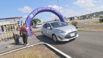 自動車学校のコースで「オートテスト」　運転の正確さ競う競技会に12人出場　大分