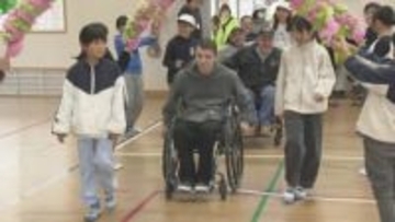 大分国際車いすマラソン出場の海外選手と交流　小学生が折り紙と歌でエール