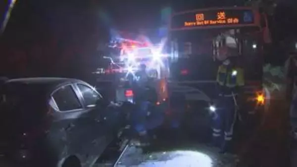 路線バスと乗用車が正面衝突、乗客ら5人けが　バス運転手「車が対向車線にはみ出してきた」　大分