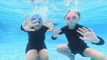 プール開きで子どもたちの歓声　滝の湧水と温泉を合わせて水温は28度　大分