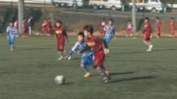 小学生のサッカー大会　4月上旬並みの暖かさの中、熱戦展開　大分市