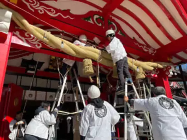新年を迎える準備大詰め　神社でしめ縄の張り替え