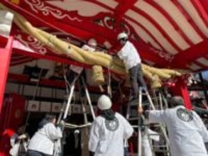 新年を迎える準備大詰め　神社でしめ縄の張り替え