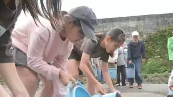 小学生がアユの稚魚700匹を放流　アユ漁解禁は5月20日　大分・日田市