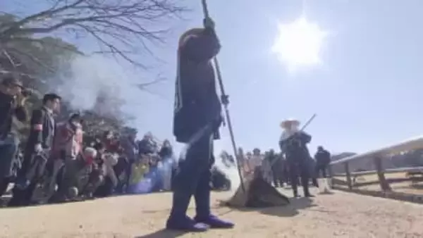 昔ながらの害虫駆除…岡山市の岡山後楽園で早春の伝統行事「松のこも焼き」【岡山】