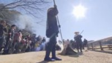 昔ながらの害虫駆除…岡山市の岡山後楽園で早春の伝統行事「松のこも焼き」【岡山】